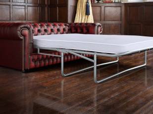 Chesterfield Bettsofa ausgeklappt